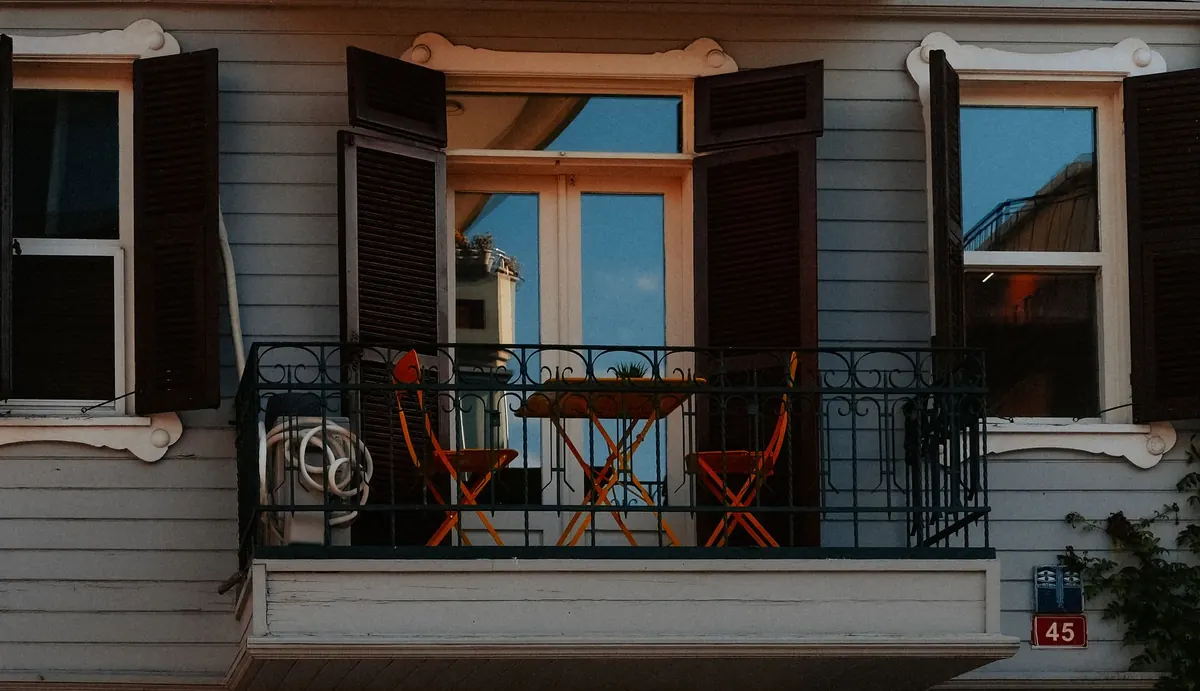 How to Furnish a Small Balcony: Layout and Size Guide